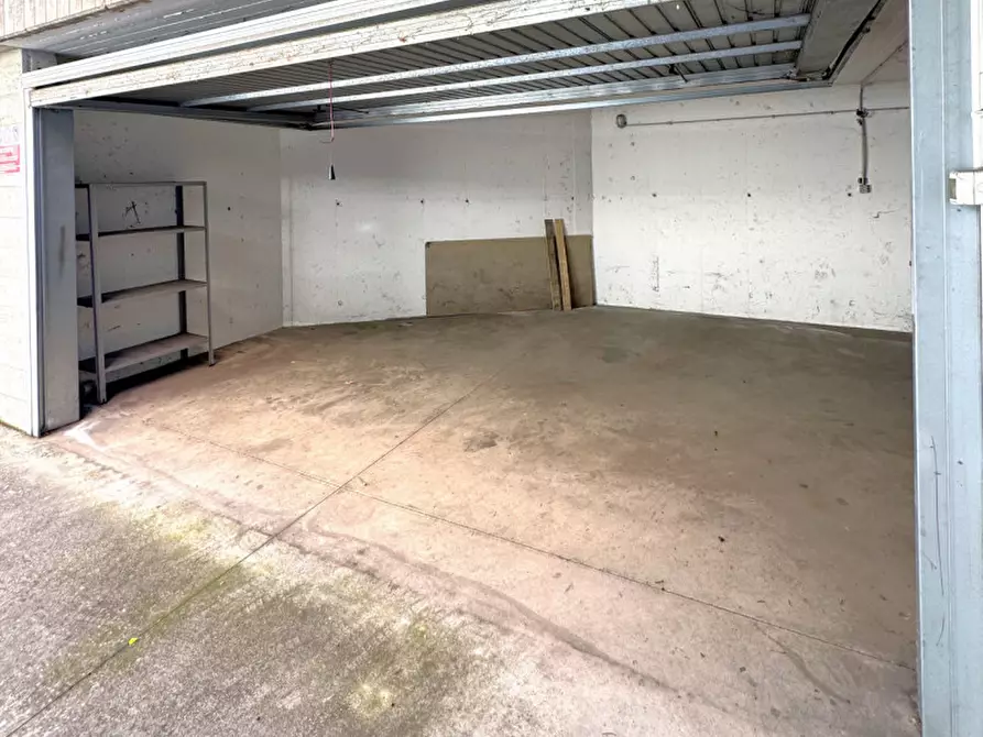 Immagine 2 di Garage in vendita  in Via Valpolicella a Verona