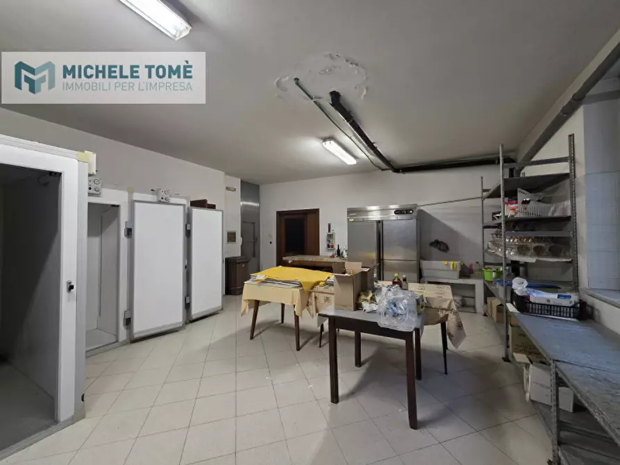 Immagine 15 di Negozio in affitto  in strada provinciale 4 a Sant'ambrogio Di Valpolicella