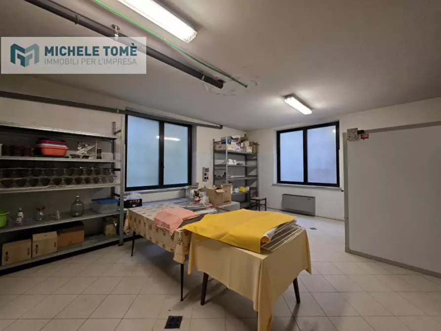Immagine 15 di Negozio in affitto  in strada provinciale 4 a Sant'ambrogio Di Valpolicella