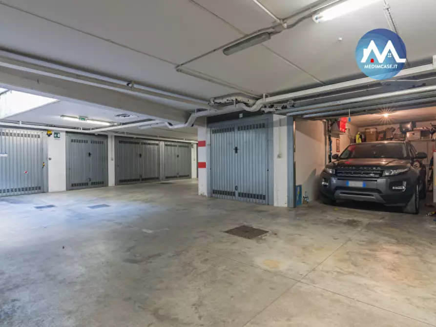 Immagine 1 di Garage in vendita  a Pesaro