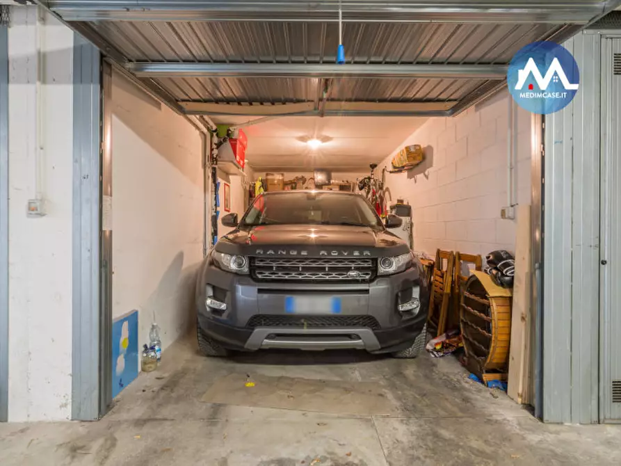 Immagine 2 di Garage in vendita  a Pesaro