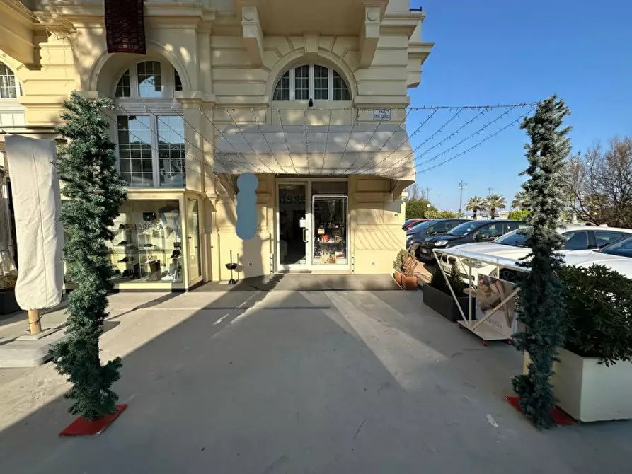 Immagine 2 di Attività commerciale in vendita  in Viale Giosuè Carducci 77 a Cesenatico