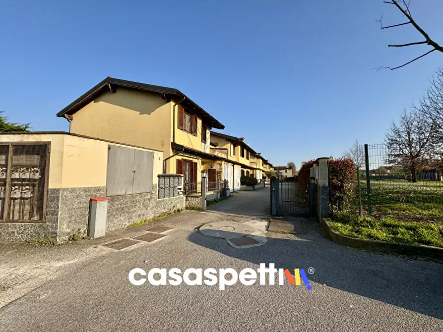 Immagine 1 di Villa in vendita  in Via Del Glicine 4 a Landriano