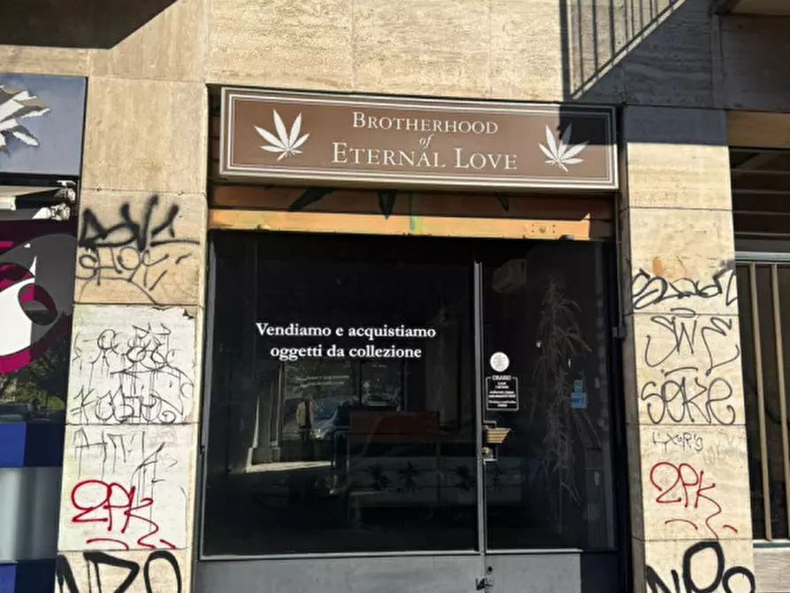 Immagine 1 di Negozio in affitto  in Via Edoardo Bassini a Milano