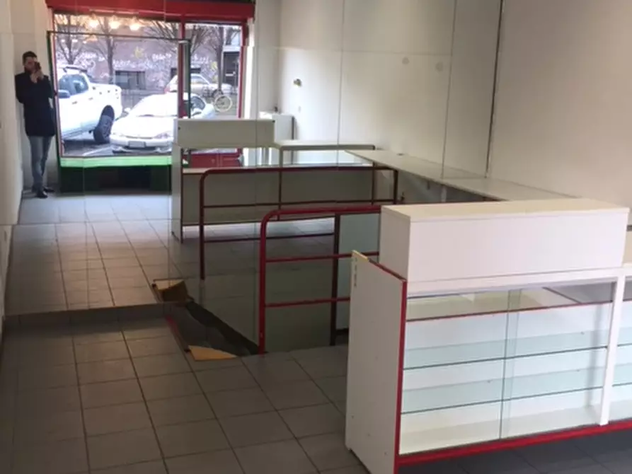 Immagine 2 di Negozio in affitto  in Via Edoardo Bassini a Milano