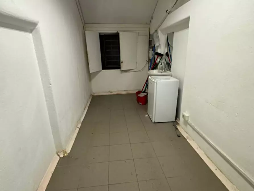 Immagine 9 di Negozio in affitto  in Via Edoardo Bassini a Milano
