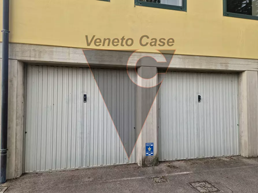 Immagine 1 di Garage in vendita  in via vigonovese 170 a Padova