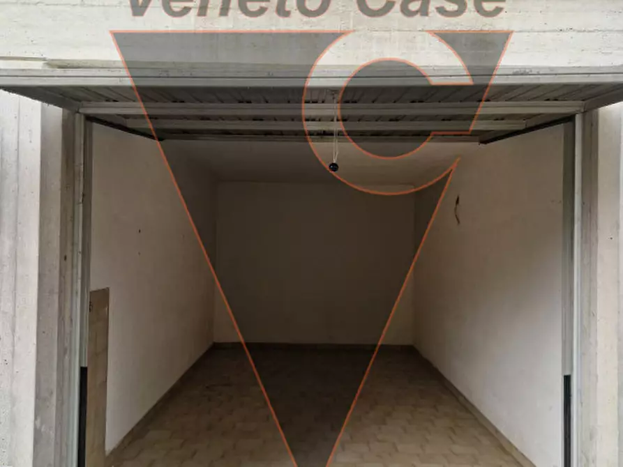 Immagine 6 di Garage in vendita  in via vigonovese 170 a Padova
