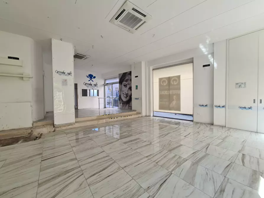 Immagine 2 di Attività commerciale in affitto  a Bisceglie