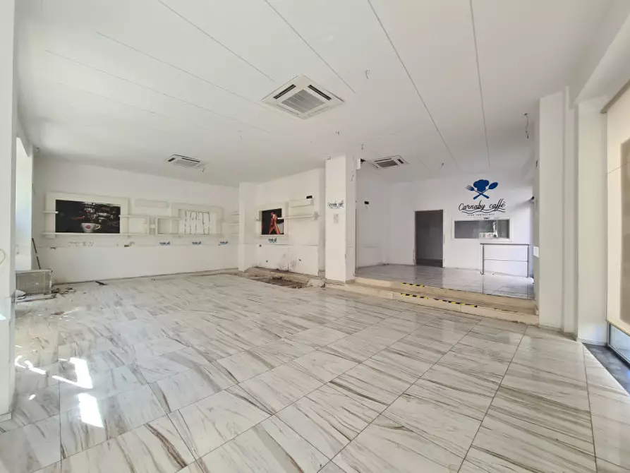 Immagine 5 di Attività commerciale in affitto  a Bisceglie