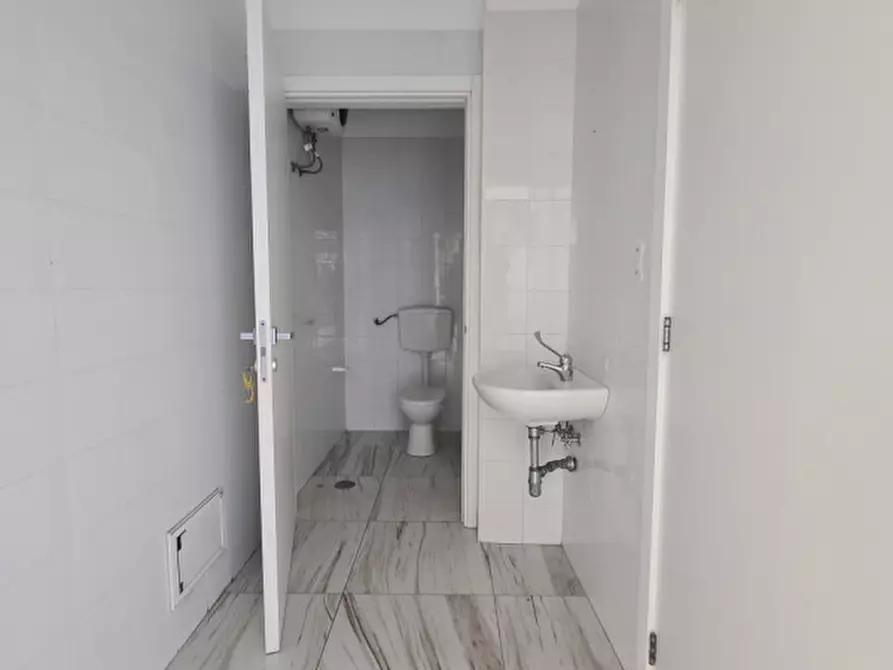Immagine 8 di Attività commerciale in affitto  a Bisceglie