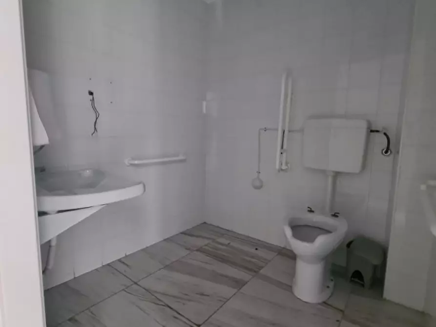 Immagine 9 di Attività commerciale in affitto  a Bisceglie