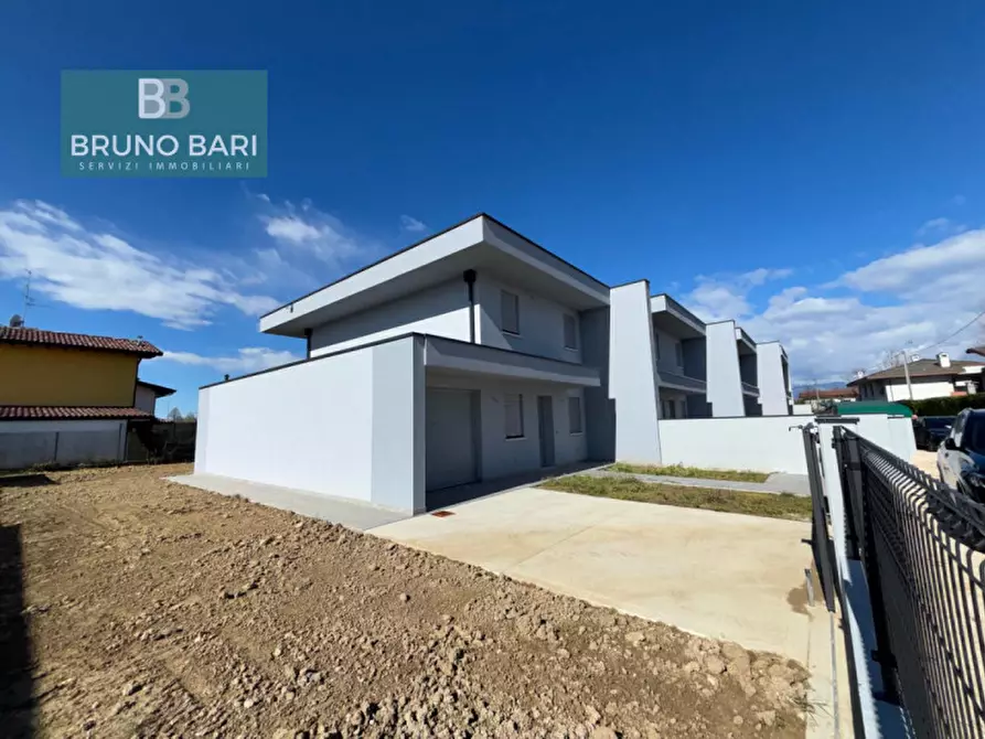 Immagine 1 di Casa quadrifamiliare in vendita  in Viale Trieste a Fiume Veneto