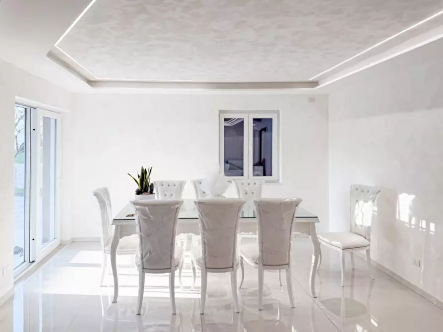 Immagine 2 di Casa bifamiliare in vendita  in Via Trieste a Trevignano