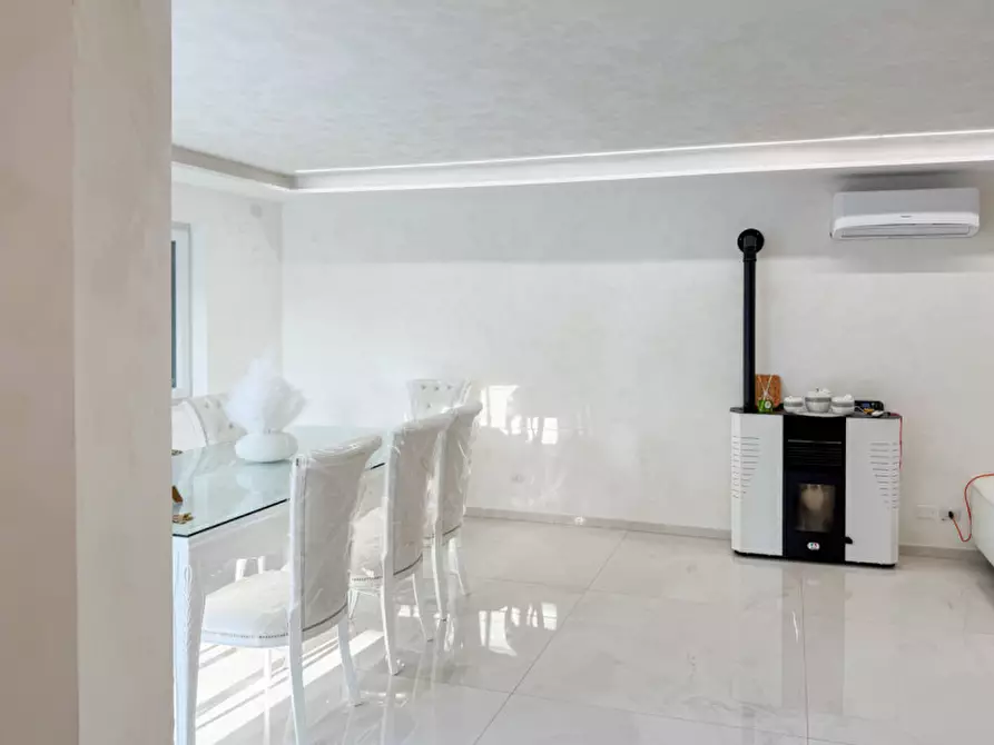 Immagine 2 di Casa bifamiliare in vendita  in Via Trieste a Trevignano