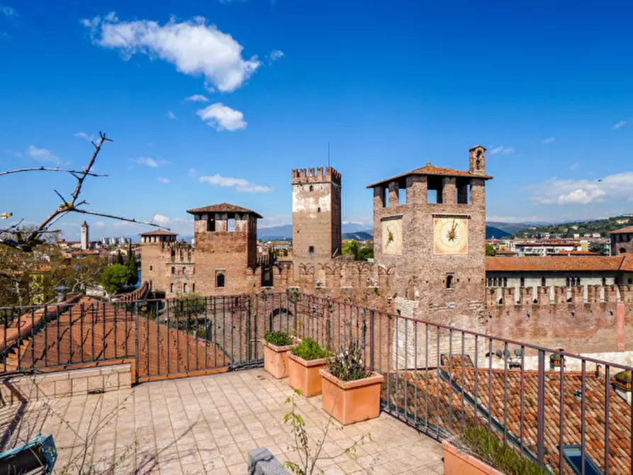 Immagine 26 di Attico in vendita  in Corso Castelvecchio a Verona