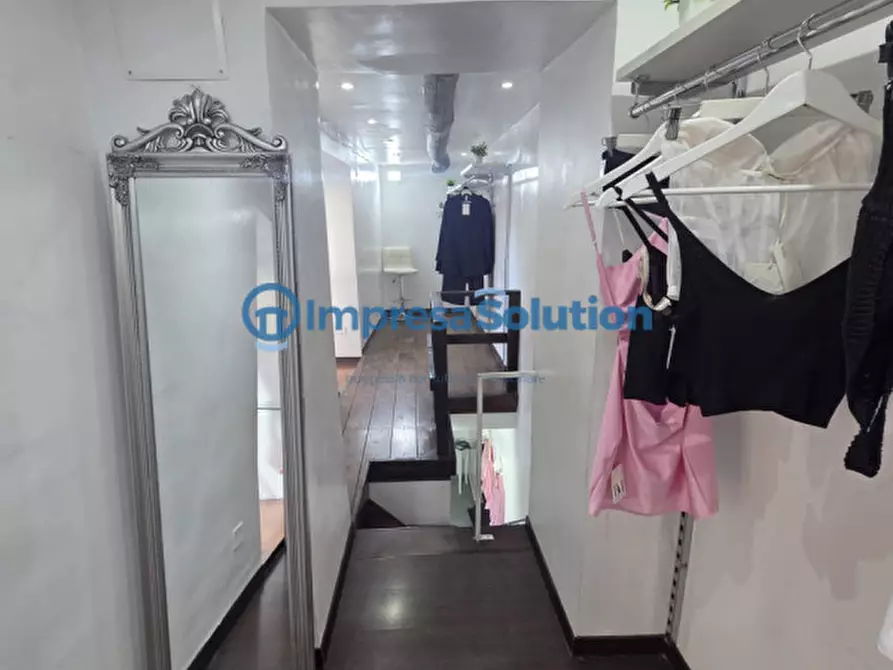 Immagine 12 di Negozio in affitto  in Via San Pasquale a Chiaia a Napoli