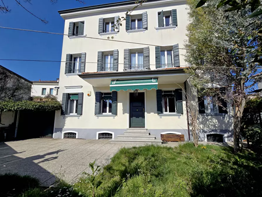 Immagine 1 di Villa in vendita  a Treviso