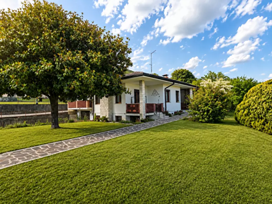 Immagine 1 di Villa in vendita  in Via dei Prai 8 a Borso Del Grappa