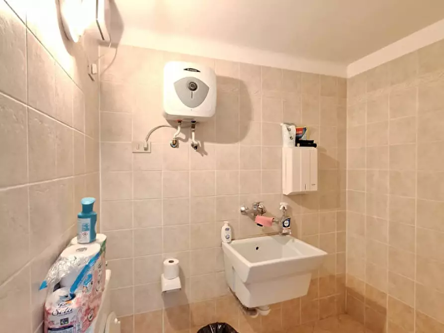 Immagine 9 di Negozio in vendita  in Via Angeli a Rovigo