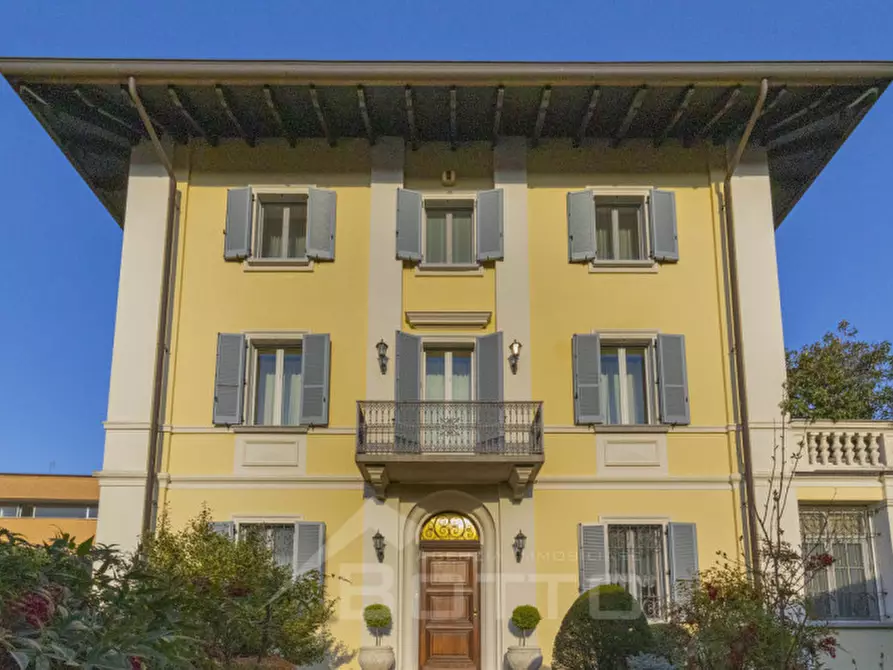Immagine 1 di Villa in vendita  in Piazza Vittorio Cacciami 11 a Grignasco