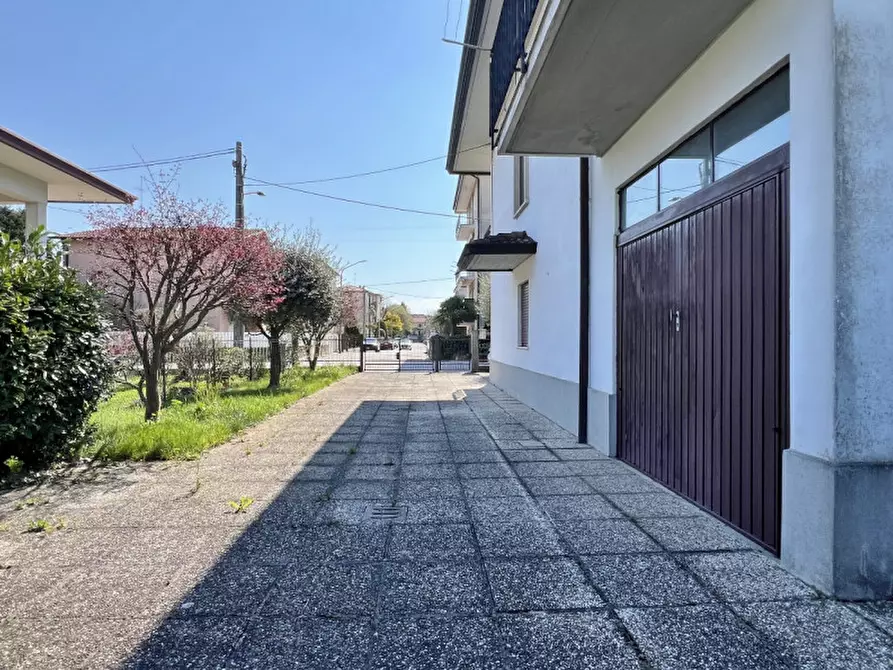 Immagine 3 di Casa indipendente in vendita  in Strada della Paglia a Vicenza