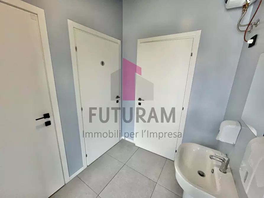 Immagine 34 di Ufficio in affitto  a Vicenza
