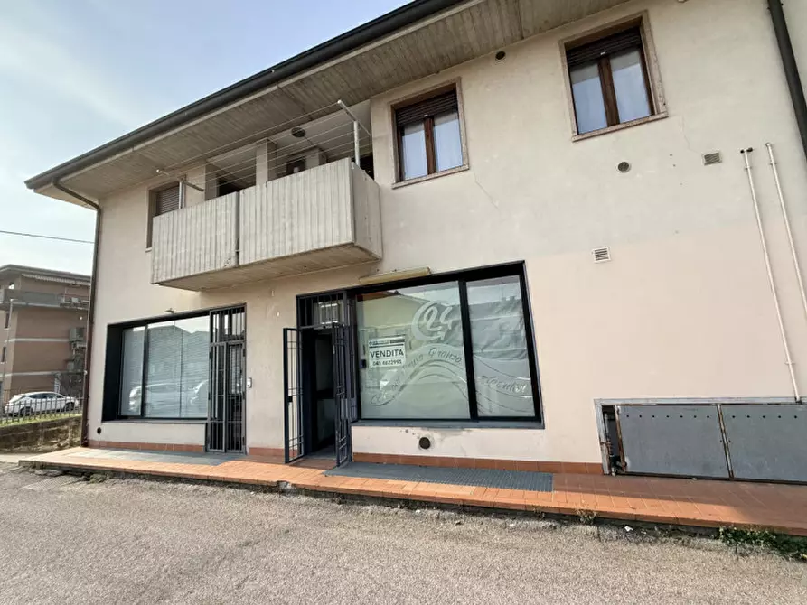 Immagine 1 di Negozio in vendita  in Via Cesare Battisti a San Giovanni Lupatoto