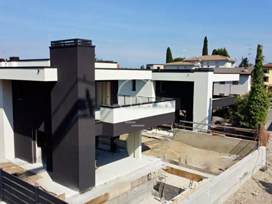 Immagine 2 di Villa in vendita  in Via Giuseppe Motta a Desenzano Del Garda