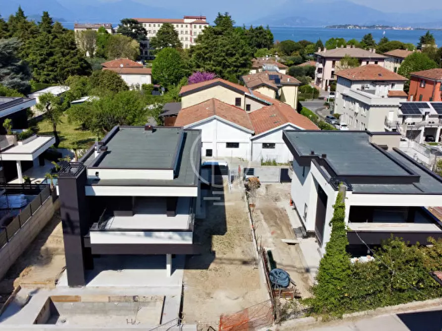 Immagine 3 di Villa in vendita  in Via Giuseppe Motta a Desenzano Del Garda