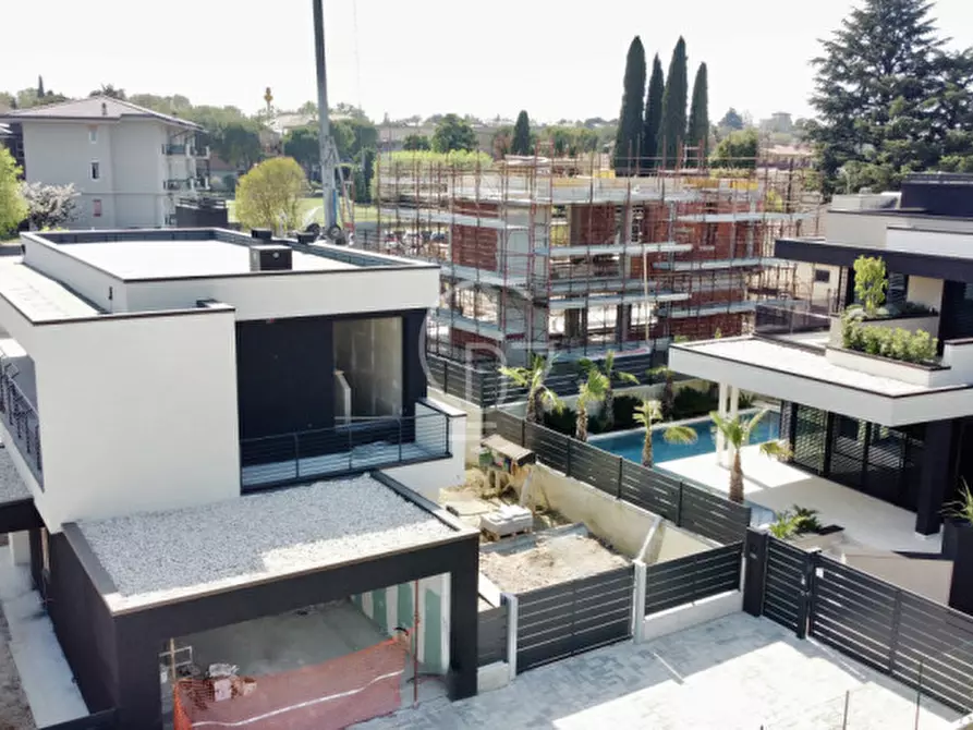 Immagine 8 di Villa in vendita  in Via Giuseppe Motta a Desenzano Del Garda