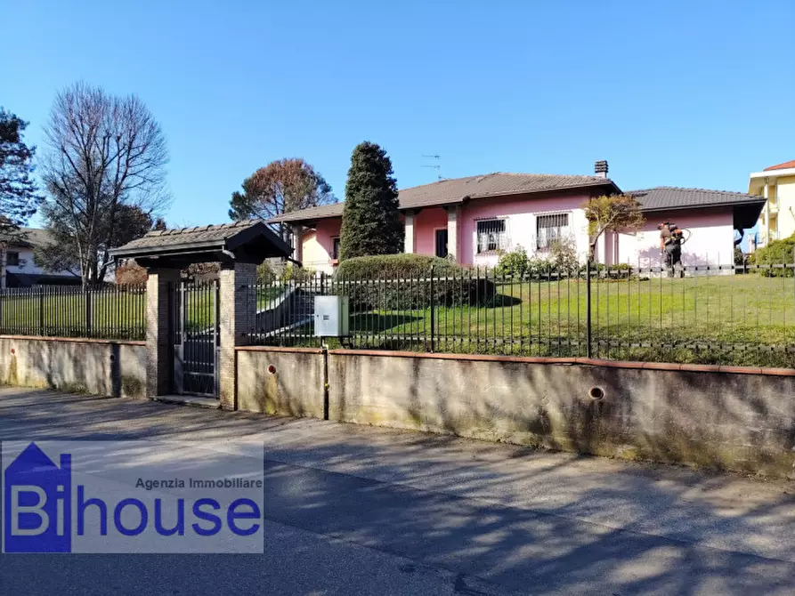 Immagine 1 di Villa in vendita  a Cossato