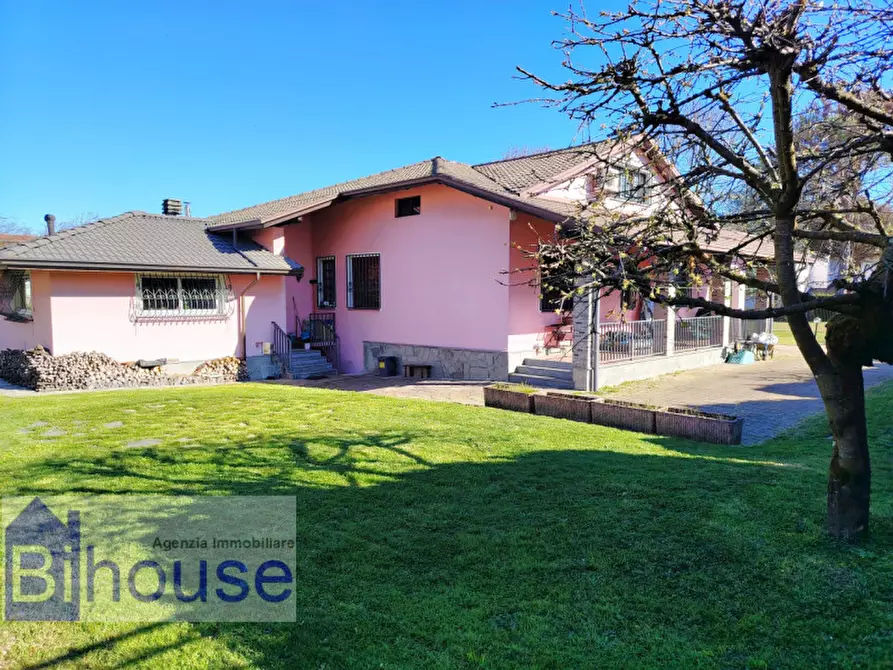 Immagine 6 di Villa in vendita  a Cossato