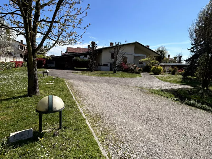 Immagine 41 di Villa in vendita  in Via Roma a Salzano