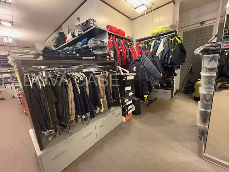 Immagine 2 di Negozio in vendita  in Via Romana Aponense a Padova