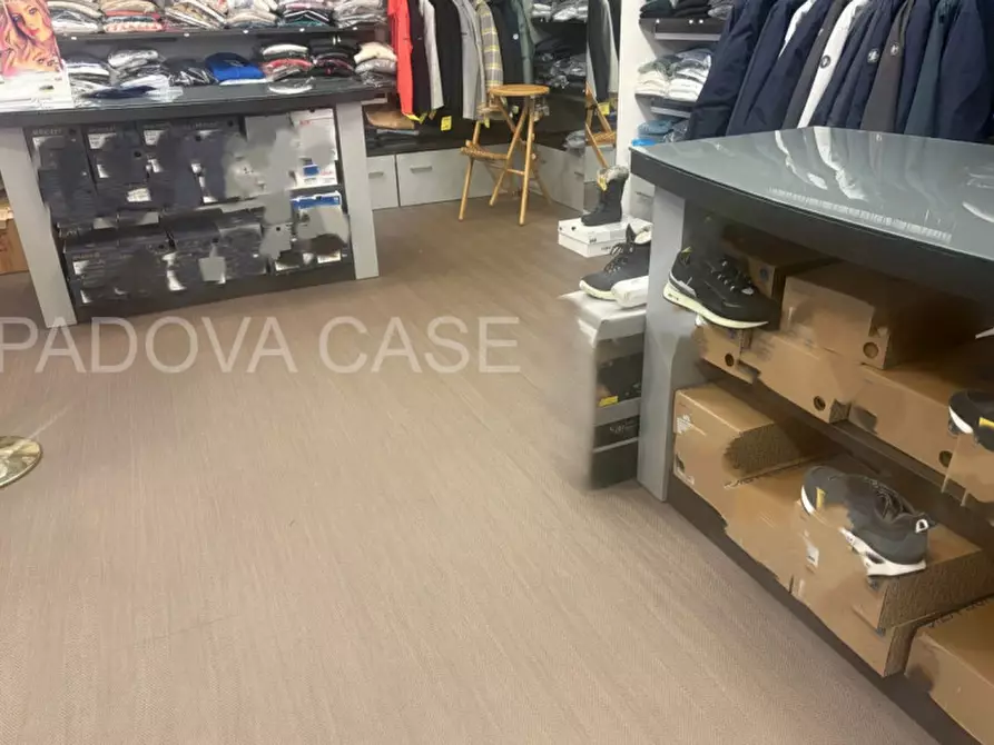 Immagine 6 di Negozio in vendita  in Via Romana Aponense a Padova