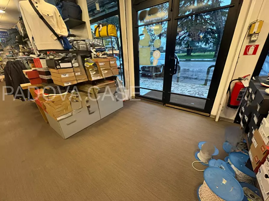 Immagine 10 di Negozio in vendita  in Via Romana Aponense a Padova