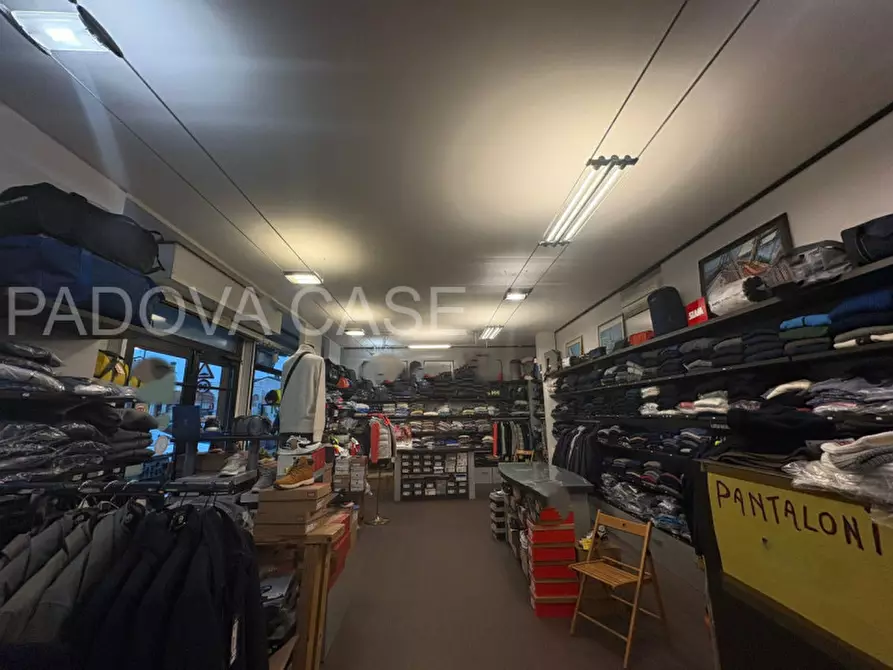 Immagine 11 di Negozio in vendita  in Via Romana Aponense a Padova