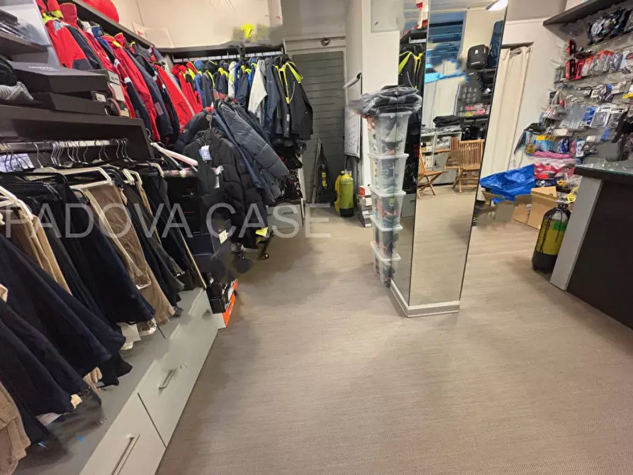 Immagine 15 di Negozio in vendita  in Via Romana Aponense a Padova