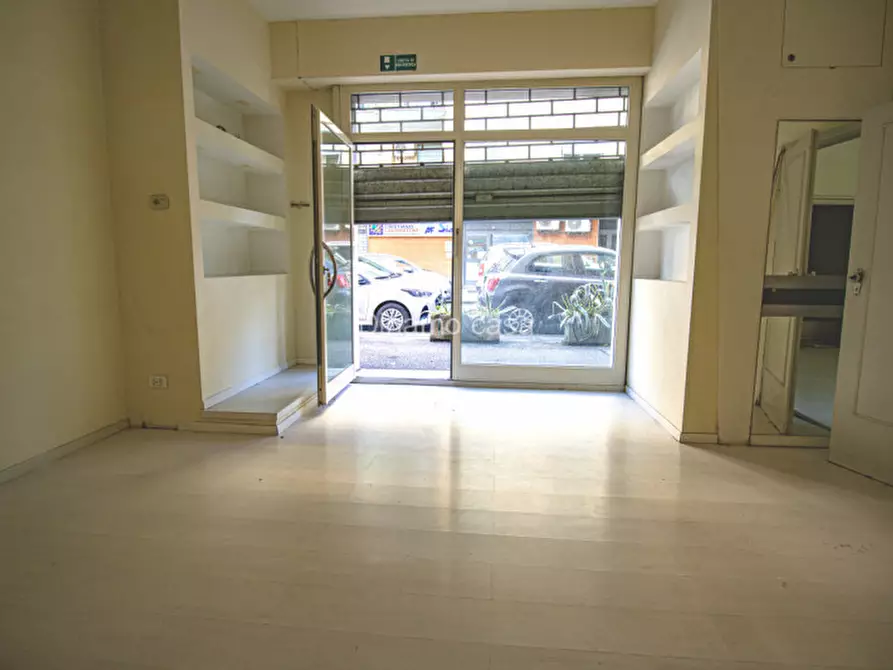 Immagine 11 di Negozio in vendita  in Via Milano a Prato