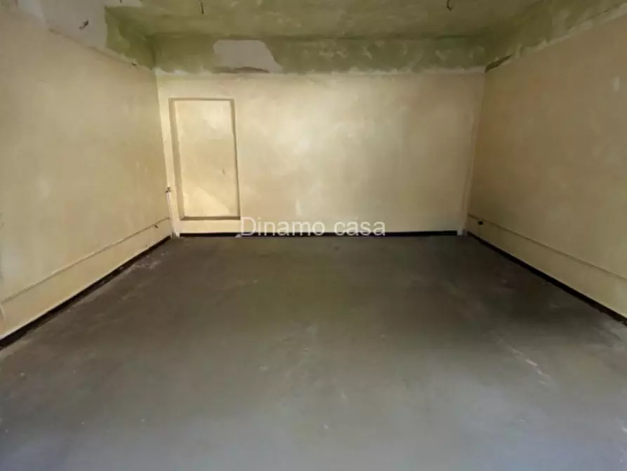 Immagine 13 di Negozio in vendita  in Via Milano a Prato