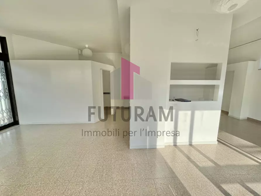 Immagine 6 di Negozio in affitto  a Costabissara