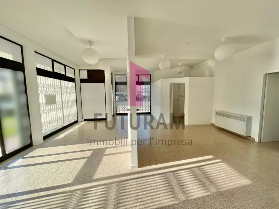 Immagine 8 di Negozio in affitto  a Costabissara