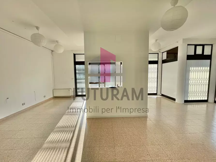 Immagine 10 di Negozio in affitto  a Costabissara