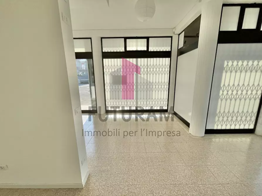 Immagine 12 di Negozio in affitto  a Costabissara