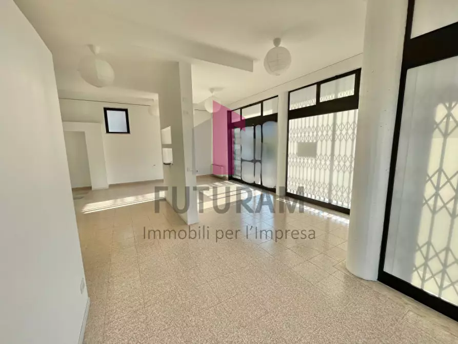 Immagine 13 di Negozio in affitto  a Costabissara