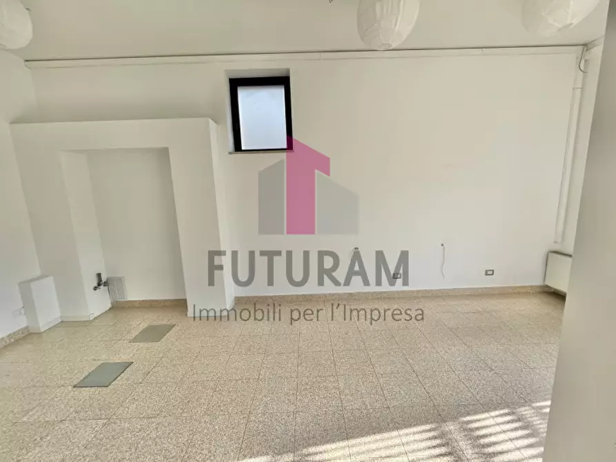 Immagine 14 di Negozio in affitto  a Costabissara