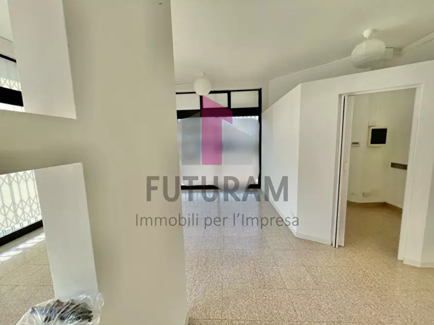 Immagine 15 di Negozio in affitto  a Costabissara