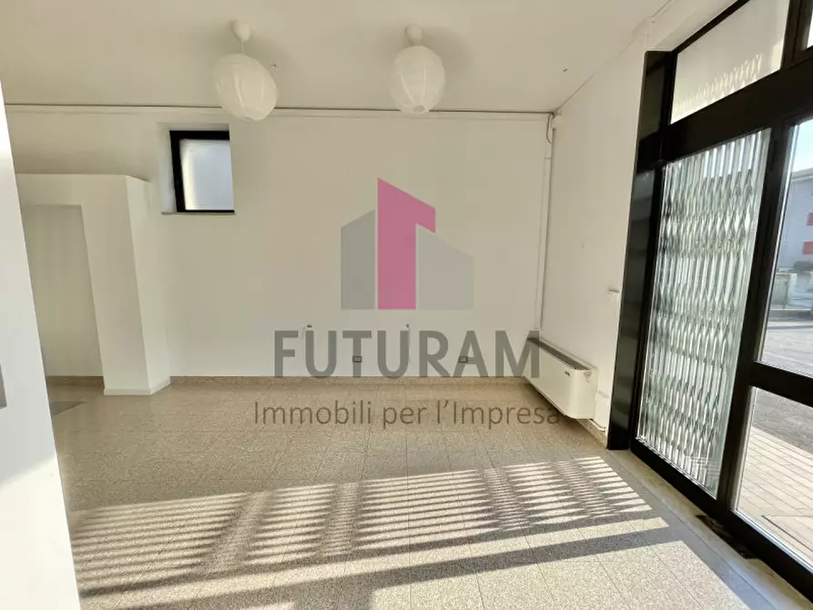 Immagine 16 di Negozio in affitto  a Costabissara