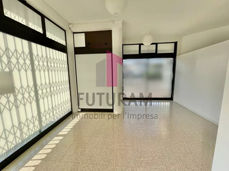 Immagine 17 di Negozio in affitto  a Costabissara